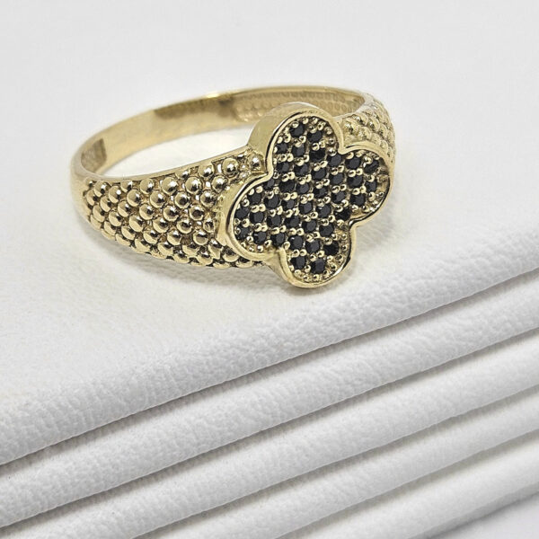 Anillo Flor con Piedras Negras - Image 3