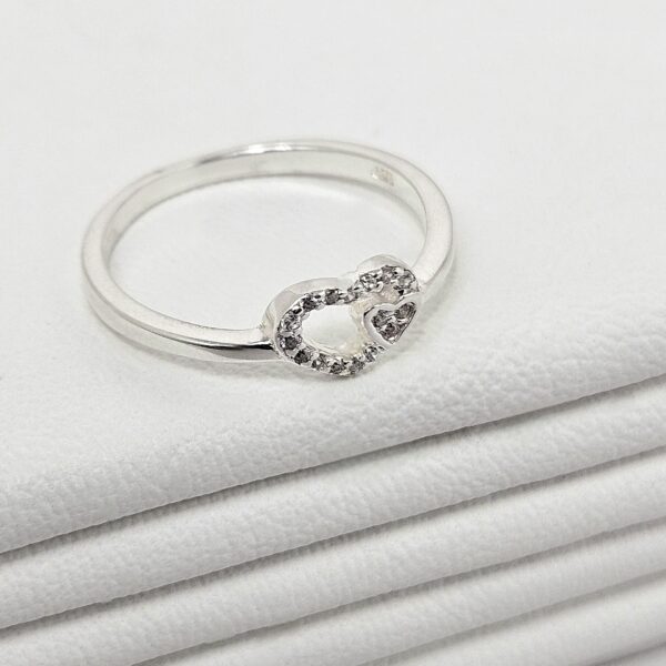 Anillo Contorno Corazón con Piedras - Image 3