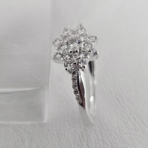 Anillo Flor con Piedras