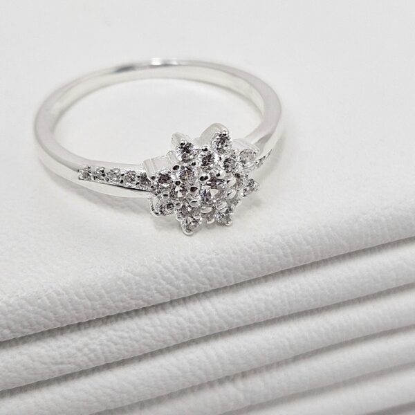 Anillo Flor con Piedras - Image 3