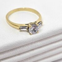 Anillo Solitario con Piedras Baguette - Image 3