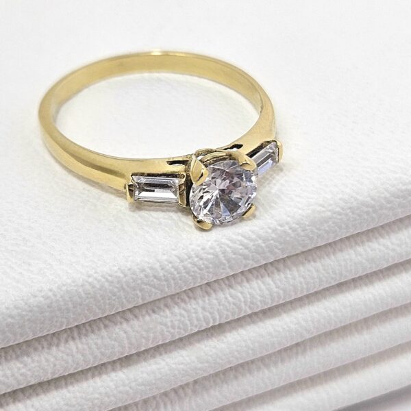 Anillo Solitario con Piedras Baguette - Image 3
