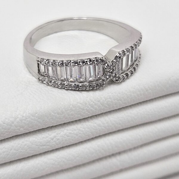 Anillo Baguette con Piedras - Image 3
