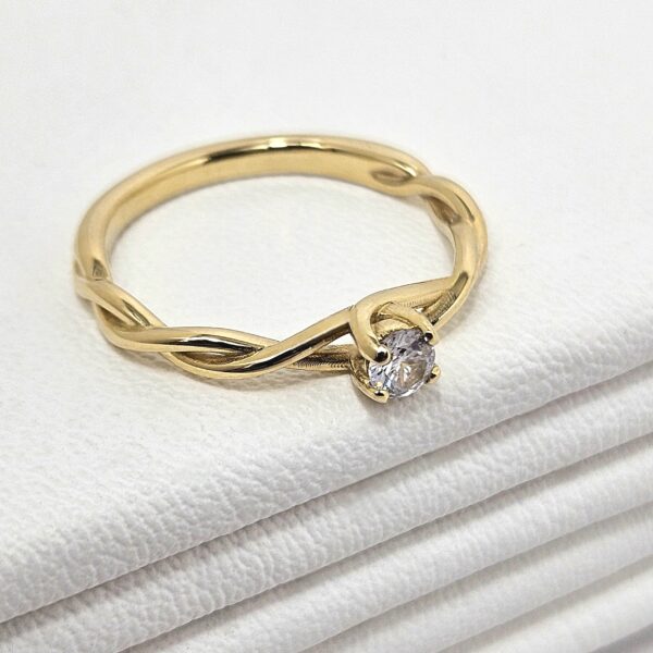 Anillo Trenzado con Piedra - Image 3