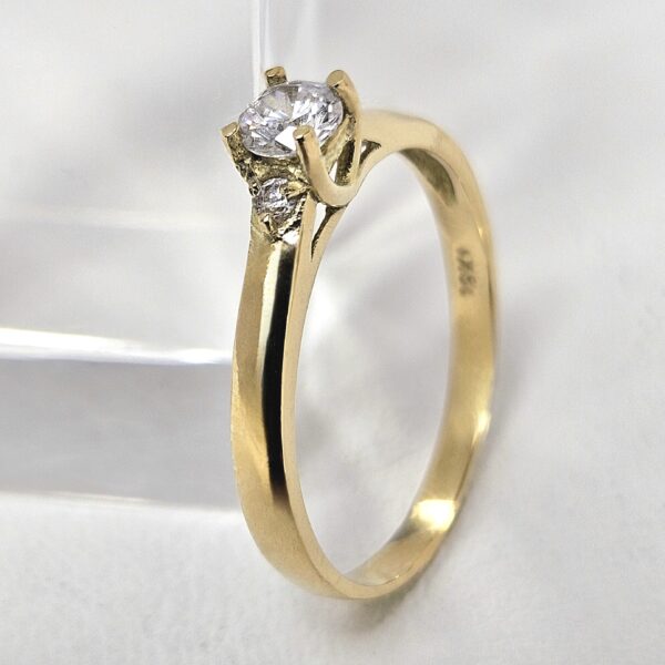 Anillo Solitario con Piedras Lateral