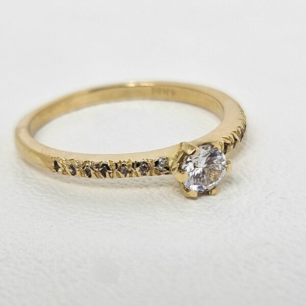 Anillo Solitario con Montura Pave - Image 2