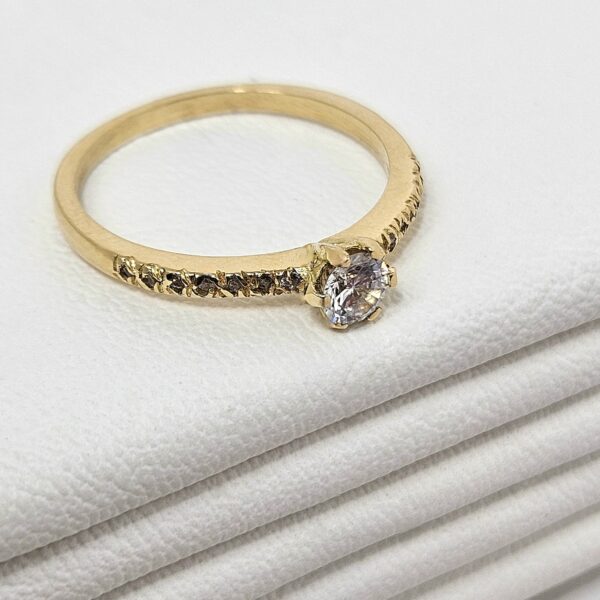 Anillo Solitario con Montura Pave - Image 3