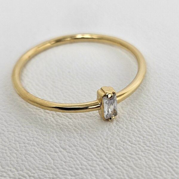 Anillo Liso con Piedra Baguette - Image 2