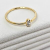 Anillo Liso con Piedra Baguette - Image 3