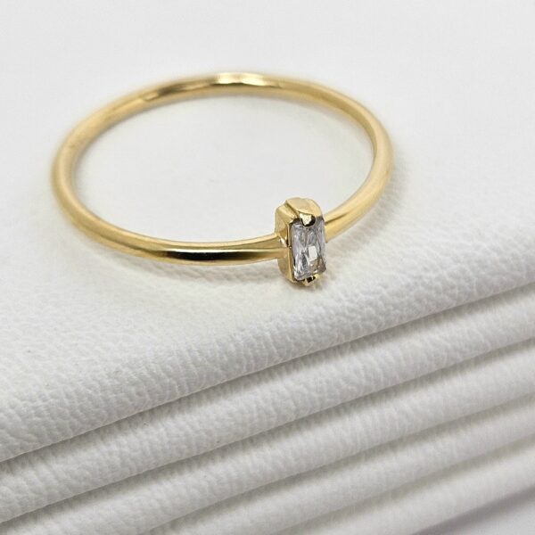 Anillo Liso con Piedra Baguette - Image 3