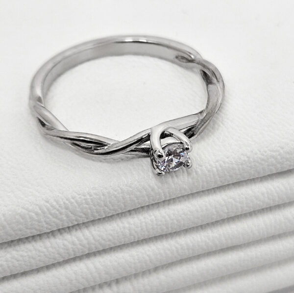 Anillo Trenzado con Piedras - Image 3