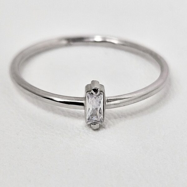 Anillo Liso con Piedra Baguette - Image 2