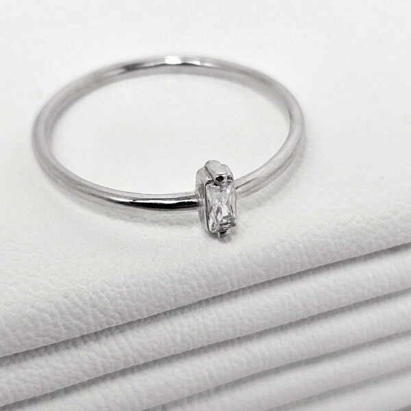 Anillo Liso con Piedra Baguette - Image 3