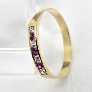 Anillo Fino con Piedras Fucsias